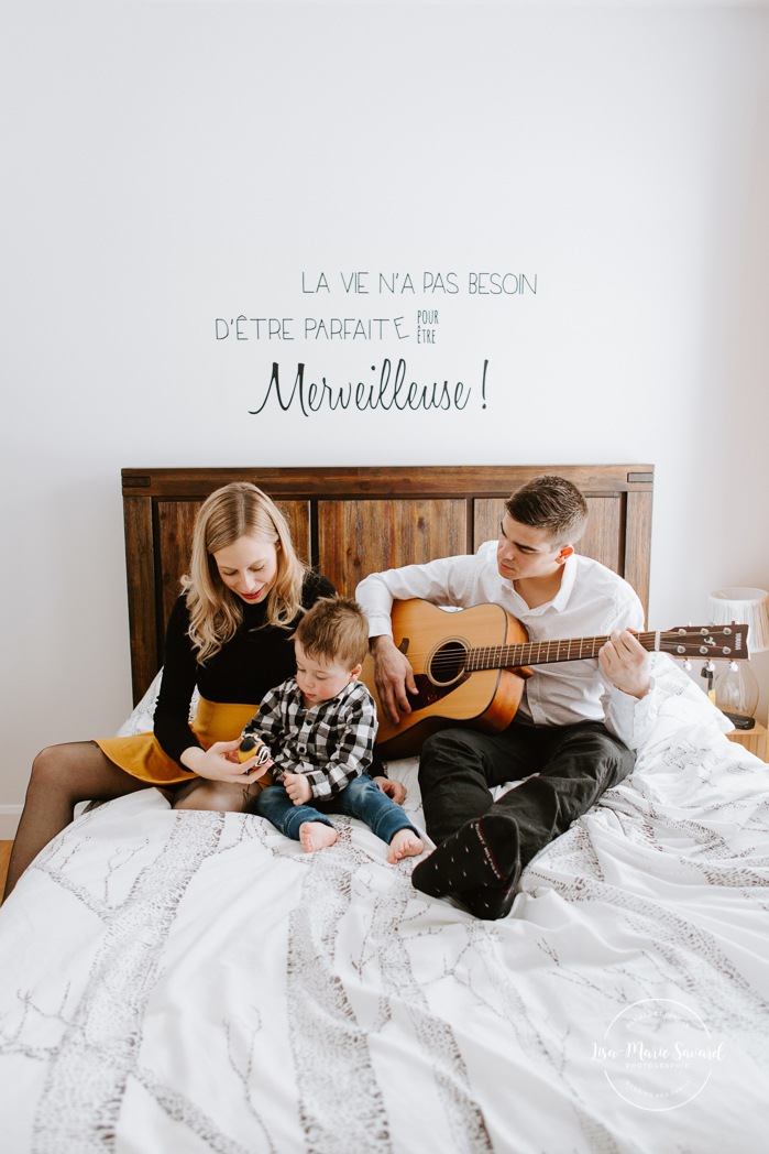 Family photos with guitar. Dad and son playing guitar. In-home maternity session. Family pregnancy photos. Maternity photos with toddler. Photos de maternité au Saguenay. In-home maternity session with toddler in Saguenay