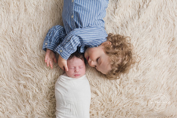 Sibling newborn photos. Big brother with baby sister. Minimalist newborn session. Baby photos ideas. Photos de nouveau-né avec parents à Montréal. Montreal newborn photos with parents. Photographe à Verdun. Verdun photographer