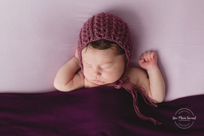 Purple newborn photos. Minimalist newborn session. Baby photos ideas. Photos de nouveau-né avec parents à Montréal. Montreal newborn photos with parents. Photographe à Verdun. Verdun photographer