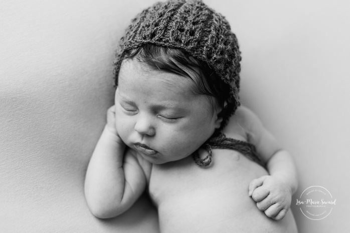 Purple newborn photos. Minimalist newborn session. Baby photos ideas. Photos de nouveau-né avec parents à Montréal. Montreal newborn photos with parents. Photographe à Verdun. Verdun photographer