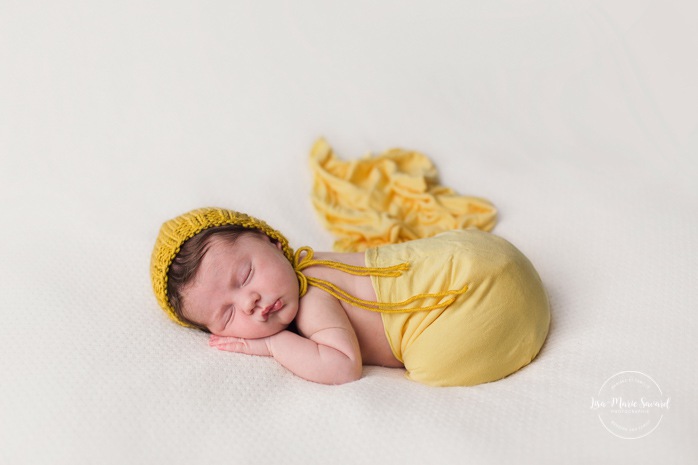 Yellow newborn photos. Mustard photography props. Minimalist newborn session. Baby photos ideas. Photographe à Verdun. Verdun photographer