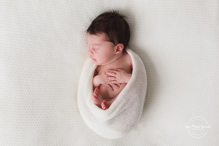 Simple newborn photos. Minimalist newborn session. Clean baby photos. Baby photos ideas. Photos de nouveau-né avec parents à Montréal. Montreal newborn photos with parents. Photographe à Verdun. Verdun photographer