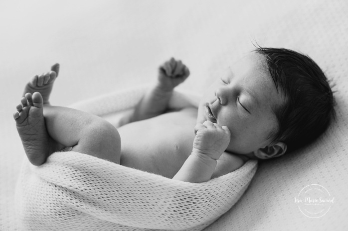 Simple newborn photos. Minimalist newborn session. Clean baby photos. Baby photos ideas. Photos de nouveau-né avec parents à Montréal. Montreal newborn photos with parents. Photographe à Verdun. Verdun photographer