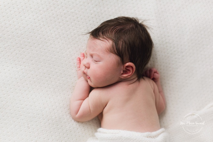 Simple newborn photos. Minimalist newborn session. Clean baby photos. Baby photos ideas. Photos de nouveau-né avec parents à Montréal. Montreal newborn photos with parents. Photographe à Verdun. Verdun photographer