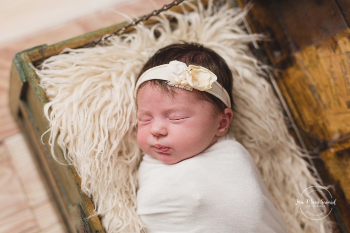 Newborn baby in vintage wooden trunk. Minimalist newborn session. Baby photos ideas. Photos de nouveau-né avec parents à Montréal. Montreal newborn photos with parents. Photographe à Verdun. Verdun photographer