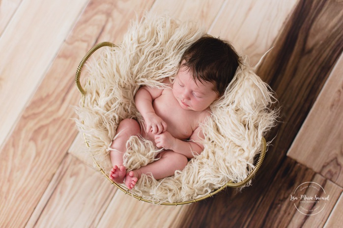 Newborn baby in basket with fur. Minimalist newborn session. Baby photos ideas. Photos de nouveau-né avec parents à Montréal. Montreal newborn photos with parents. Photographe à Verdun. Verdun photographer