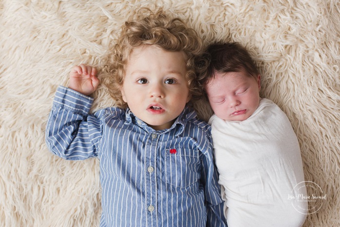 Sibling newborn photos. Big brother with baby sister. Minimalist newborn session. Baby photos ideas. Photos de nouveau-né avec parents à Montréal. Montreal newborn photos with parents. Photographe à Verdun. Verdun photographer