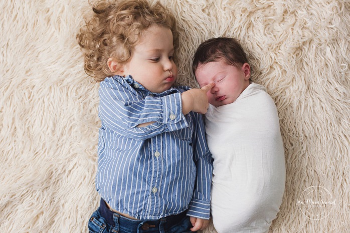 Sibling newborn photos. Big brother with baby sister. Minimalist newborn session. Baby photos ideas. Photos de nouveau-né avec parents à Montréal. Montreal newborn photos with parents. Photographe à Verdun. Verdun photographer