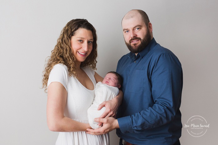 Family newborn photos. Mom and dad holding baby. Minimalist newborn session. Baby photos ideas. Photos de nouveau-né avec parents à Montréal. Montreal newborn photos with parents. Photographe à Verdun. Verdun photographer