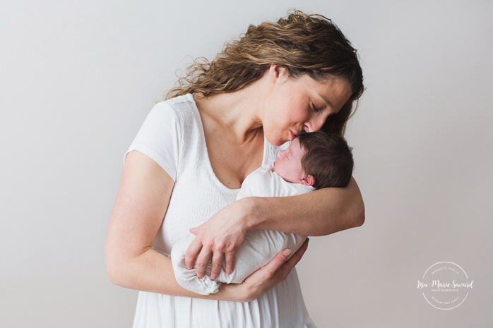 Family newborn photos. Mom holding baby. Minimalist newborn session. Baby photos ideas. Photos de nouveau-né avec parents à Montréal. Montreal newborn photos with parents. Photographe à Verdun. Verdun photographer