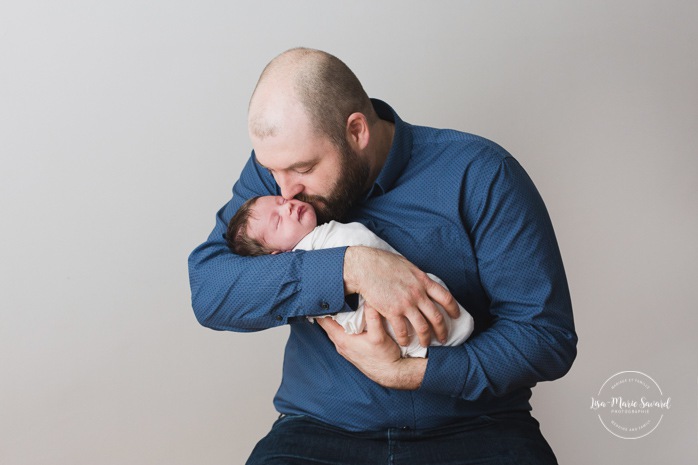 Family newborn photos. Dad holding baby. Minimalist newborn session. Baby photos ideas. Photos de nouveau-né avec parents à Montréal. Montreal newborn photos with parents. Photographe à Verdun. Verdun photographer