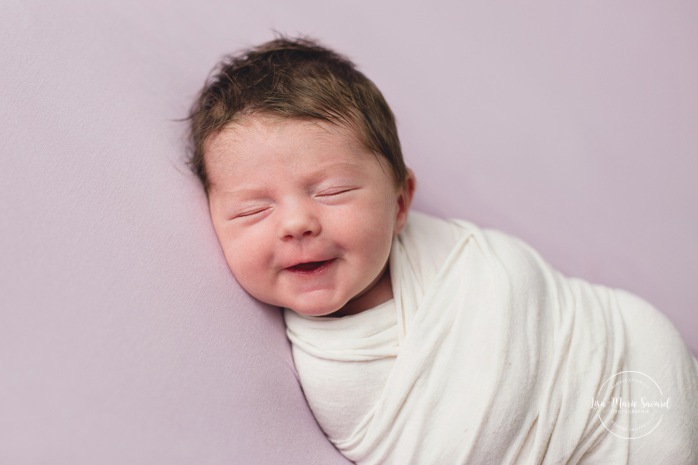 Purple newborn photos. Minimalist newborn session. Baby photos ideas. Photographe à Verdun. Verdun photographer.