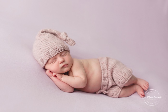 Purple newborn photos. Minimalist newborn session. Baby photos ideas. Photos de nouveau-né avec parents à Montréal. Montreal newborn photos with parents. Photographe à Verdun. Verdun photographer