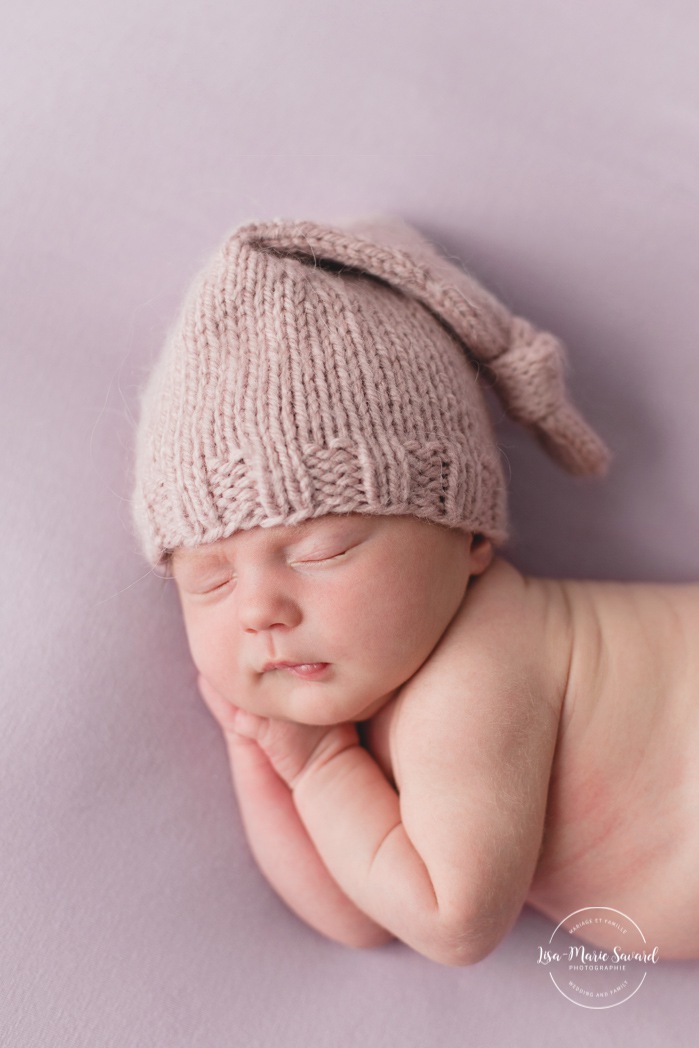 Purple newborn photos. Minimalist newborn session. Baby photos ideas. Photos de nouveau-né avec parents à Montréal. Montreal newborn photos with parents. Photographe à Verdun. Verdun photographer