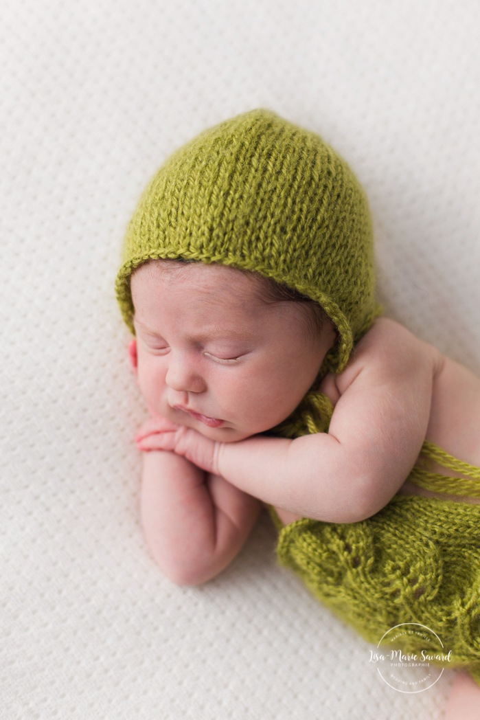 Green newborn photos. Minimalist newborn session. Baby photos ideas. Photographe à Verdun. Verdun photographer