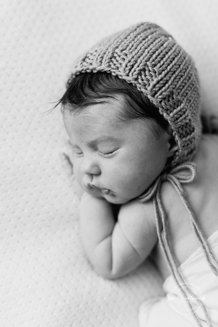 Yellow newborn photos. Mustard photography props. Minimalist newborn session. Baby photos ideas. Photographe à Verdun. Verdun photographer