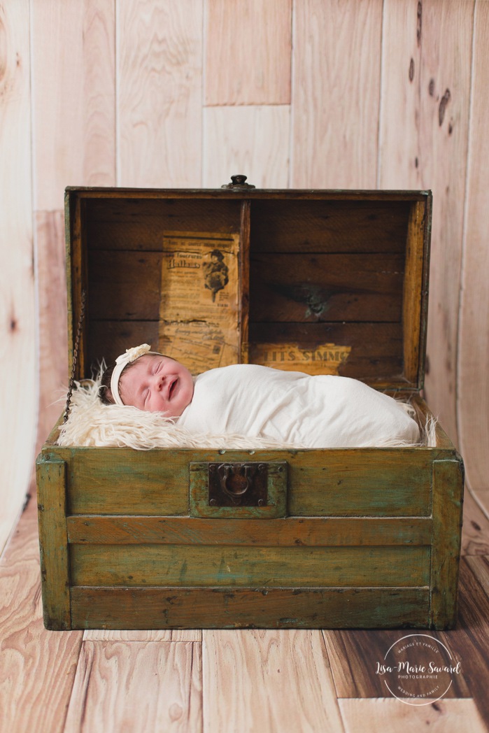 Newborn baby in vintage wooden trunk. Minimalist newborn session. Baby photos ideas. Photos de nouveau-né avec parents à Montréal. Montreal newborn photos with parents. Photographe à Verdun. Verdun photographer