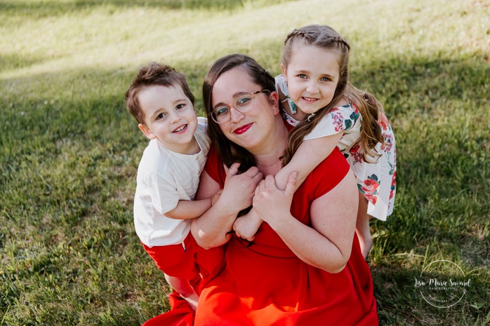 Mom with daughter and son. Single mother with children. Outdoor family photos. Fun family photos. Photos de famille au Lac-Saint-Charles. Photographe de famille à Québec. Quebec City family photographer.