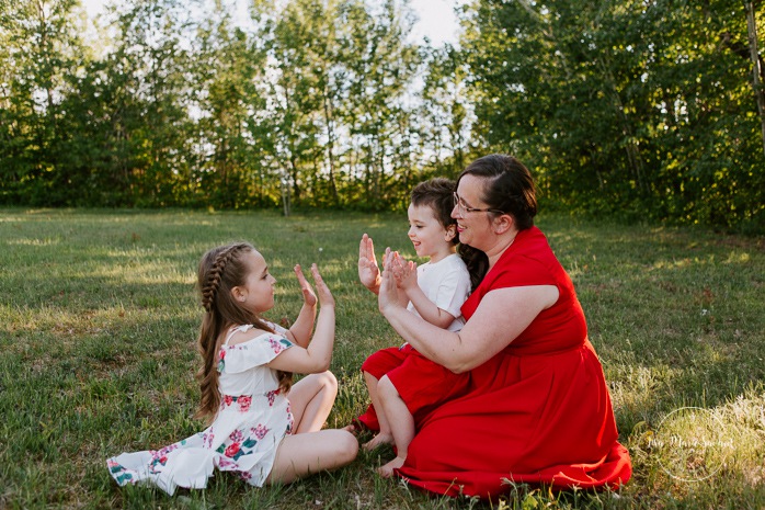 Mother playing with children. Children playing hand games. Mom with daughter and son. Single mom and children. Single mother with children. Outdoor family photos. Fun family photos. Séance familiale à Québec. Photographe de famille à Québec. Quebec City family photographer.