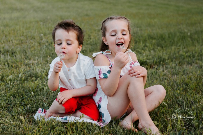 Brother and sister blowing dandelions. Brother and sister playing together. Siblings photos. Siblings playing together. Outdoor family photos. Fun family photos. Séance familiale à Québec. Photographe de famille à Québec. Quebec City family photographer.