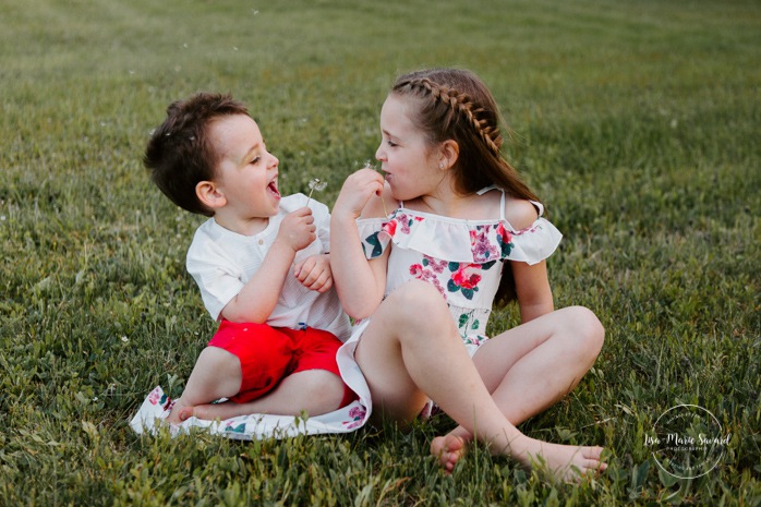 Brother and sister blowing dandelions. Brother and sister playing together. Siblings photos. Siblings playing together. Outdoor family photos. Fun family photos. Séance familiale à Québec. Photographe de famille à Québec. Quebec City family photographer.