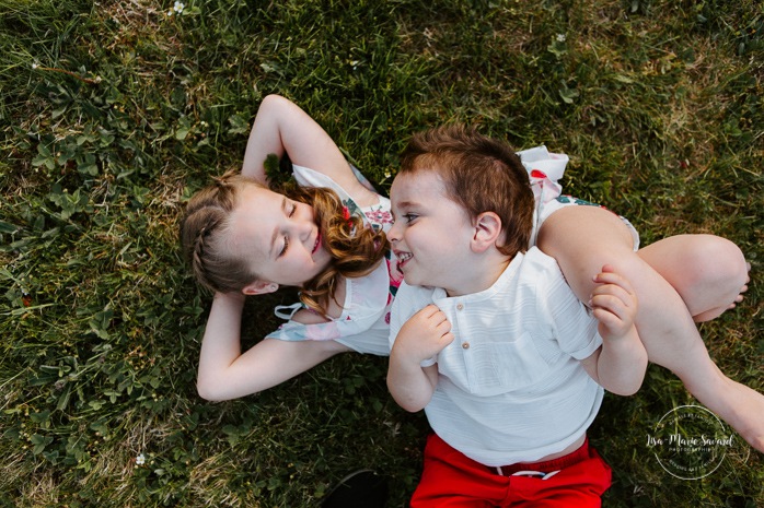 Brother and sister playing together. Siblings photos. Siblings playing together. Outdoor family photos. Fun family photos. Séance familiale à Québec. Photographe de famille à Québec. Quebec City family photographer.