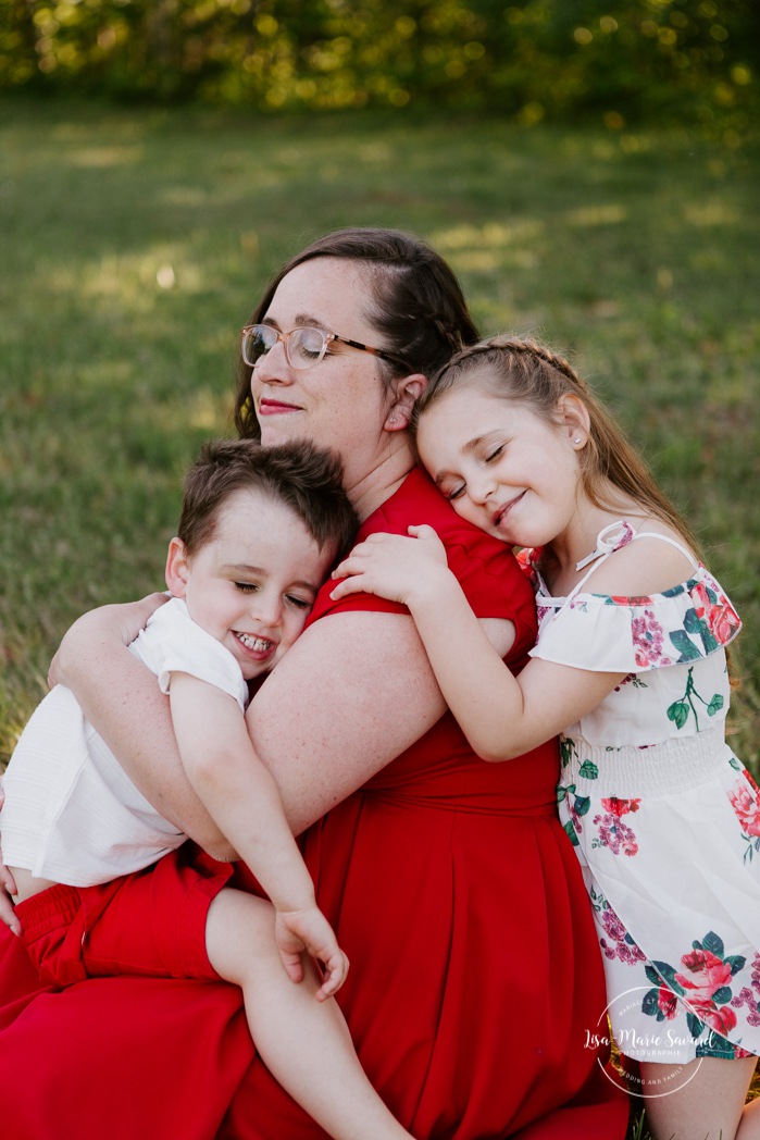 Mom with daughter and son. Single mother with children. Outdoor family photos. Fun family photos. Photos de famille au Lac-Saint-Charles. Photographe de famille à Québec. Quebec City family photographer.