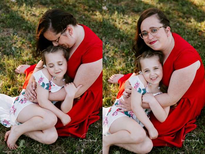 Mom with daughter. Single mom and daughter. Single mother with children. Outdoor family photos. Fun family photos. Séance familiale à Québec. Photographe de famille à Québec. Quebec City family photographer.