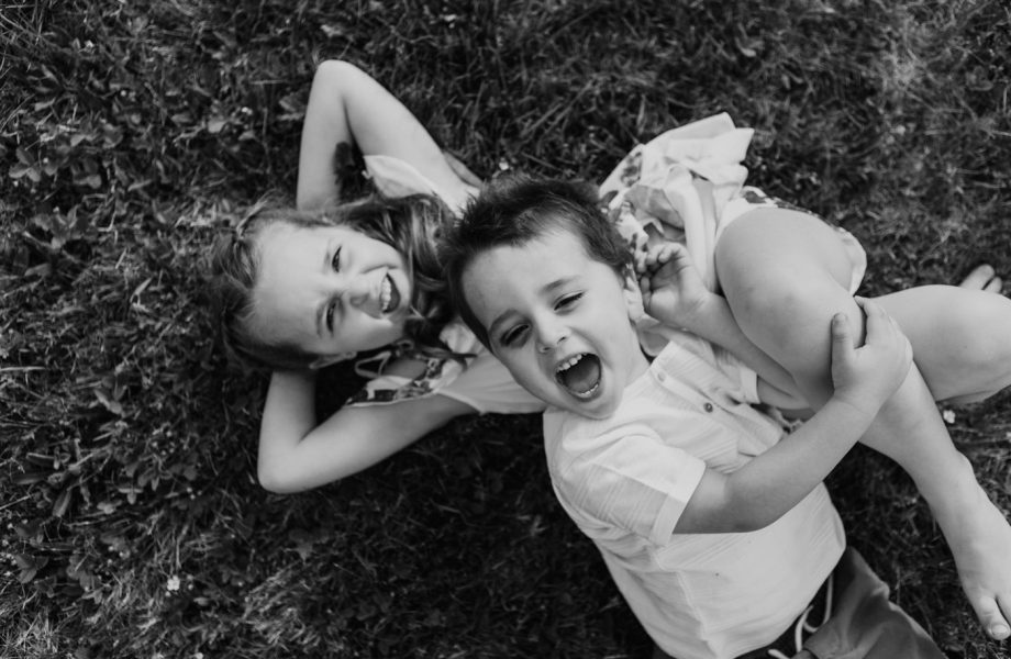 Brother and sister playing together. Siblings photos. Siblings playing together. Outdoor family photos. Fun family photos. Séance familiale à Québec. Photographe de famille à Québec. Quebec City family photographer.