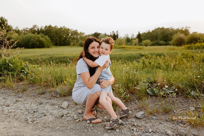Family photos in a field. Golden hour family photos. Mom and son. Mom hugging toddler son. Séance photo dans un champ sauvage. Photographe de famille au Saguenay-Lac-Saint-Jean. Saguenay family photographer.
