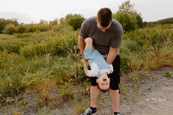 Family photos in a field. Golden hour family photos. Dad and son. Dad playing with toddler son. Séance photo dans un champ sauvage. Photographe de famille au Saguenay-Lac-Saint-Jean. Saguenay family photographer.