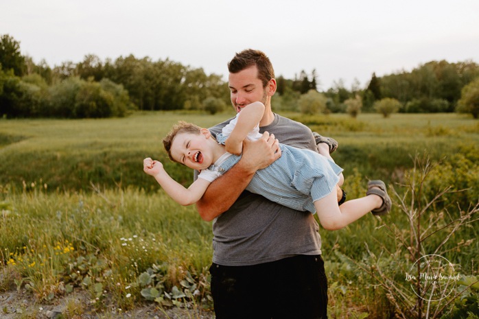 Family photos in a field. Golden hour family photos. Dad and son. Dad playing with toddler son. Séance photo dans un champ sauvage. Photographe de famille au Saguenay-Lac-Saint-Jean. Saguenay family photographer.