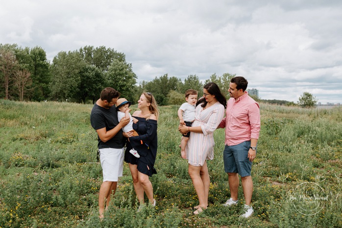 Family photos with toddler. Outdoor family mini session. Family photos in a field. Photographe à Montréal. Montreal riverbanks family photos. Montreal family photographer