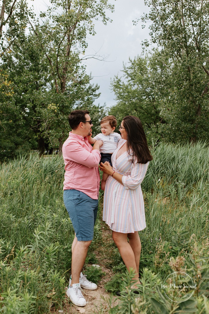 Family photos with toddler. Outdoor family mini session. Family photos in a field. Photographe à Montréal. Montreal riverbanks family photos. Montreal family photographer