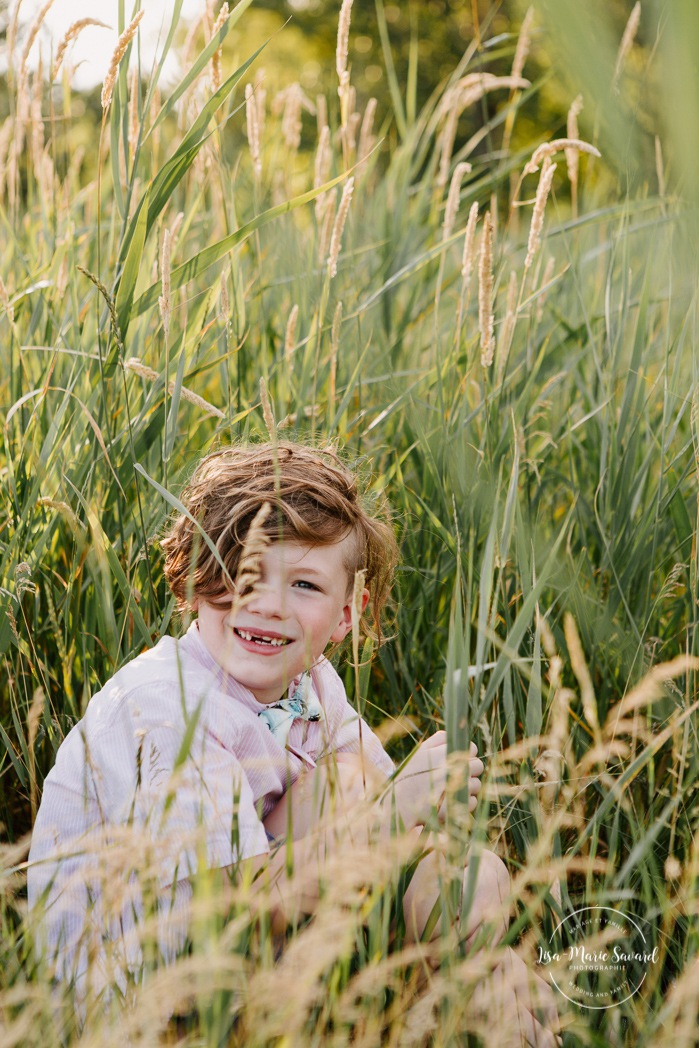 Family of six photos. Family session with four children. Sibling photo ideas. Outdoor family mini session. Family photos in a field. Photographe de famille à Montréal. Montreal riverbanks family photos. Montreal family photographer