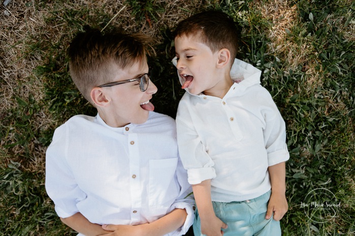 Boys playing together. Big brother and little brother. Brothers playing together. Sibling photos. Outdoor family photos. Fun family photos. Photos de famille au Lac-Saint-Charles. 