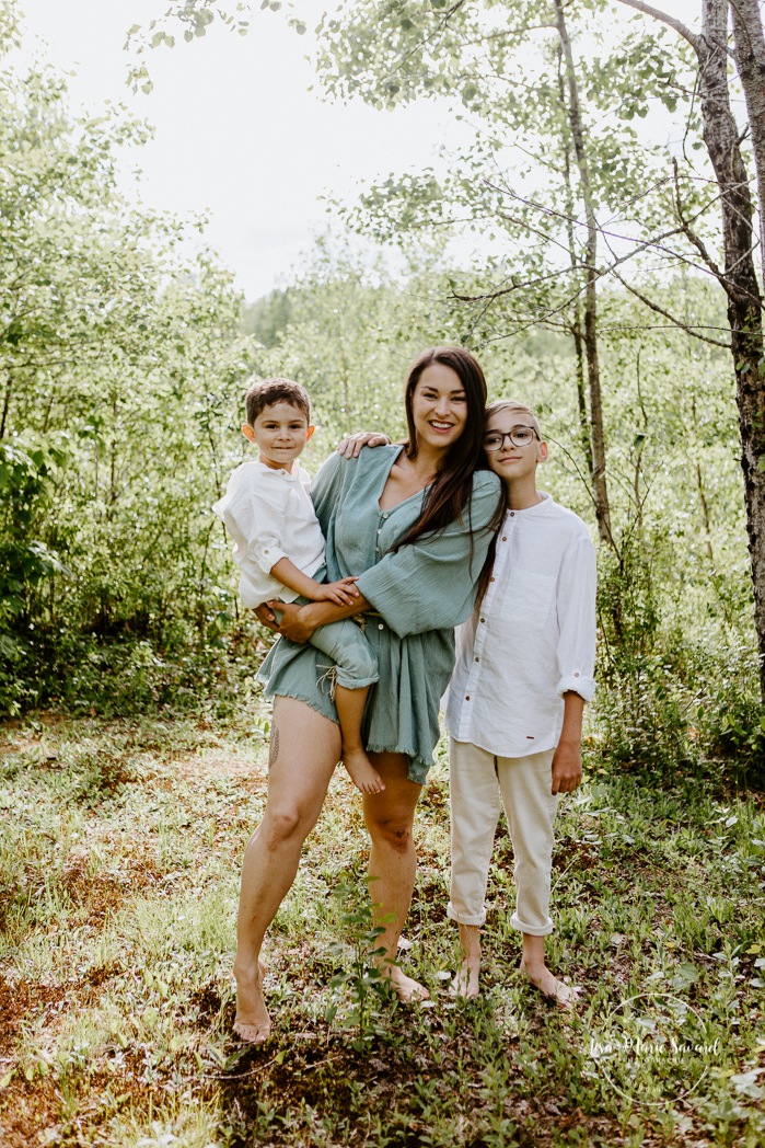 Mom and sons. Single mom with sons. Single mother with children. Outdoor family photos. Fun family photos. Photos de famille au Lac-Saint-Charles. Photos de famille à Québec. Quebec City family photographer.