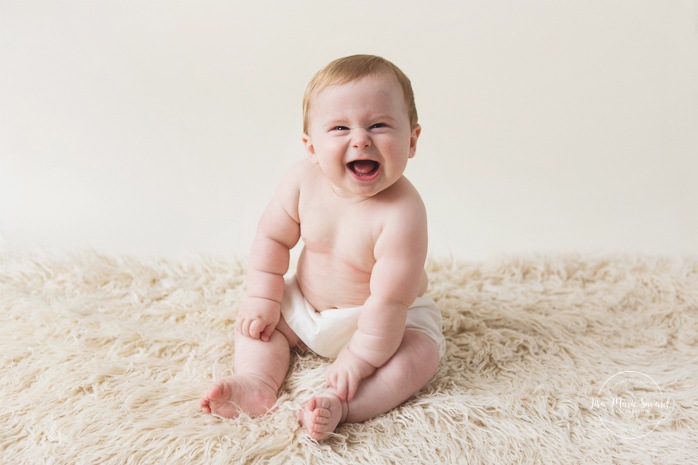 Minimalist milestone session. Minimalist sitter session. Little boy six months old photos. Six months old baby photos. Photos de bébé en studio à Montréal. Montreal milestone baby photos. Montreal six months baby photos.