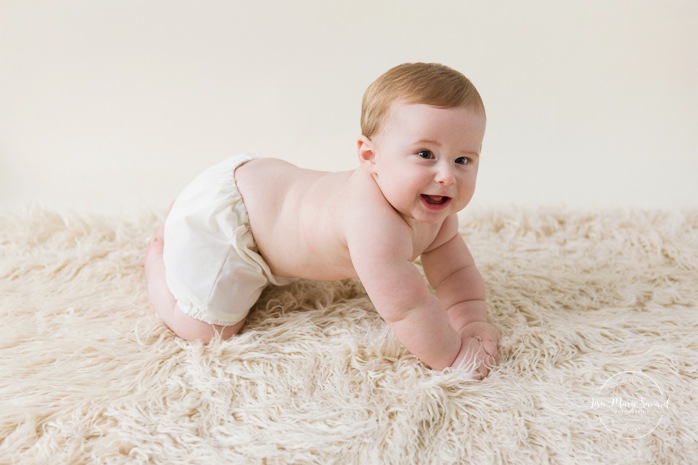 Minimalist milestone session. Minimalist sitter session. Little boy six months old photos. Six months old baby photos. Séance photo pour enfants à Montréal. Montreal milestone baby photos. Montreal six months baby photos.