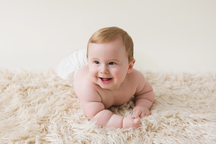 Minimalist milestone session. Minimalist sitter session. Little boy six months old photos. Six months old baby photos. Séance photo pour enfants à Montréal. Montreal milestone baby photos. Montreal six months baby photos.