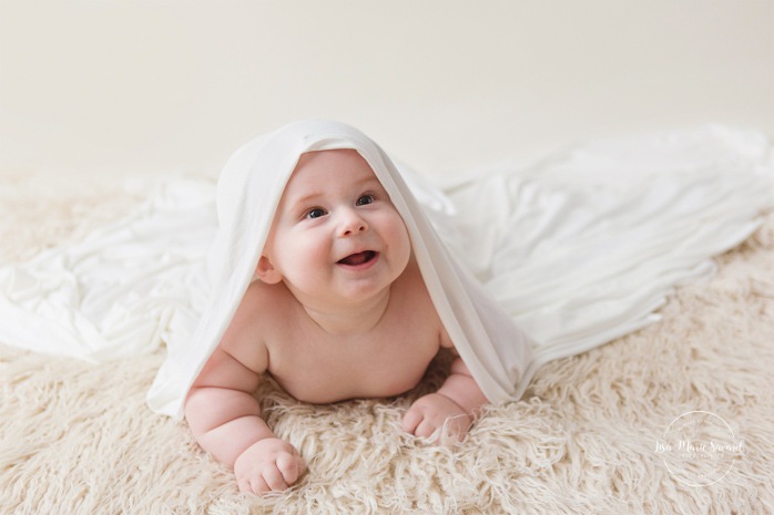 Minimalist milestone session. Minimalist sitter session. Little boy six months old photos. Six months old baby photos. Séance photo pour enfants à Montréal. Montreal milestone baby photos. Montreal six months baby photos.