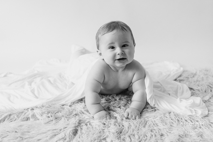 Minimalist milestone session. Minimalist sitter session. Little boy six months old photos. Six months old baby photos. Photos de bébé en studio à Montréal. Montreal milestone baby photos. Montreal six months baby photos.