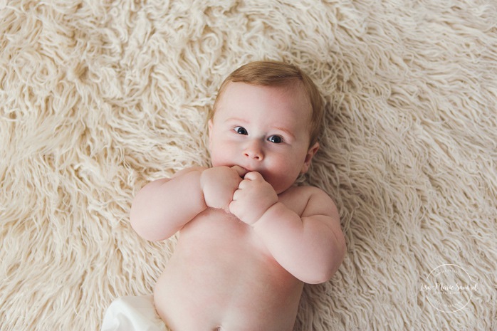 Minimalist milestone session. Minimalist sitter session. Little boy six months old photos. Six months old baby photos. Séance photo pour enfants à Montréal. Montreal milestone baby photos. Montreal six months baby photos.