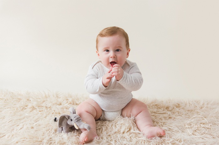 Minimalist milestone session. Minimalist sitter session. Little boy six months old photos. Six months old baby photos. Photos de bébé en studio à Montréal. Montreal milestone baby photos. Montreal six months baby photos.