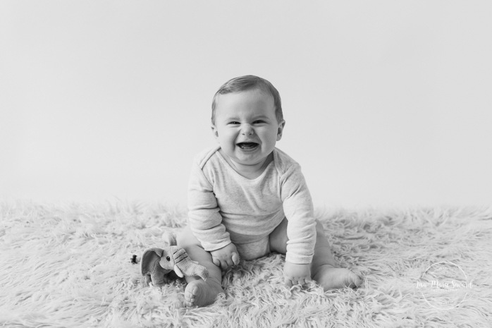 Minimalist milestone session. Minimalist sitter session. Little boy six months old photos. Six months old baby photos. Séance photo pour enfants à Montréal. Montreal milestone baby photos. Montreal six months baby photos.