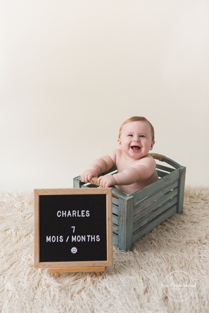 Minimalist milestone session. Minimalist sitter session. Little boy six months old photos. Six months old baby photos. Photos de bébé en studio à Montréal. Montreal milestone baby photos. Montreal six months baby photos.