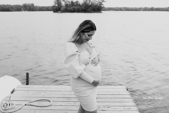 Maternity photos next to river. Maternity session by waterfront. Maternity photos on dock. Maternity photos with toddler. Maternity session little boy. Séance maternité à la Berge des Baigneurs à Laval. Photographe de maternité à Laval. Laval maternity photographer.