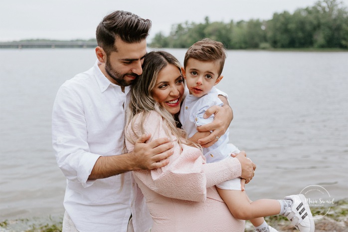 Maternity photos next to river. Maternity session by waterfront. Maternity photos with toddler. Maternity session little boy. Séance maternité à la Berge des Baigneurs à Laval. Photographe de maternité à Laval. Laval maternity photographer.