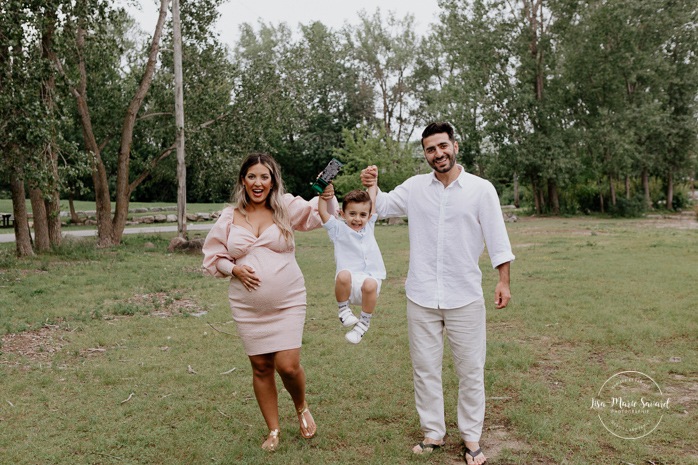 Maternity photos next to river. Maternity session by waterfront. Maternity photos with toddler. Maternity session little boy. Séance maternité à Laval. Photographe de maternité à Laval. Laval maternity photographer.