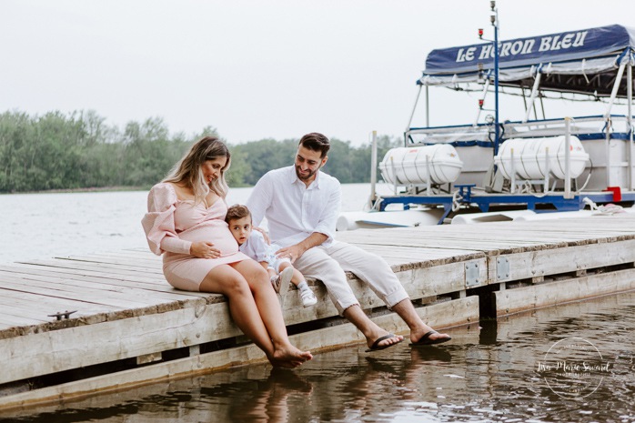 Maternity photos next to river. Maternity session by waterfront. Maternity photos on dock. Maternity photos with toddler. Maternity session little boy. Séance maternité à la Berge des Baigneurs à Laval. Photographe de maternité à Laval. Laval maternity photographer.